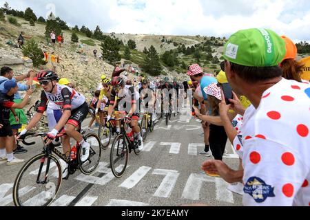 ©PHOTOPQR/LA PROVENCE/REY Jérôme ; Avignon ; 07/07/2021 ; Badoin Mont Ventoux tour de France Etape 11 Sorgues Malaucene Tadej Pogacar dans le peloton 11th étape de l'édition 108th de la course cycliste Tour de France, 198 km entre Sorgues et Malaucene, sur 07 juillet 2021. Banque D'Images