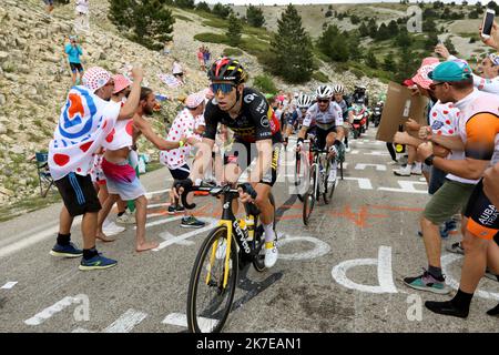 ©PHOTOPQR/LA PROVENCE/REY Jérôme ; Avignon ; 07/07/2021 ; Badoin Mont Ventoux tour de France Etape 11 Sorgues Malaucene Wout Van Aert vainqueur de l'etape et Julian Alaphilippe 11th de l'édition 108th de la course cycliste Tour de France, 198 km entre Sorgues et Malaucene, sur 07 juillet 2021. Banque D'Images