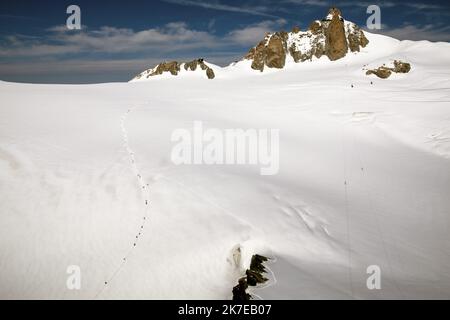 ©PHOTOPQR/LE DAUPHINE/Grégory YETCHMENIZA ; Chamonix-Mont-blanc ; 10/07/2021 ; Grégory YETCHMENIZA / LE DAUPHINE LIBERE / Photoqr CHAMONIX-MONT-BLANC (HAUTE-SAVOIE) le 10 juillet 2021 A l'occasion du bicentenaire de la Grande compagnie de la cordon de Chamonix. La Compagnie des guides de Chamonix va tenter de réunir une cordon de 200 personnes entre l'aiguille du midi (France)3842 mètres et la Pointe Helbronner (Italie) 3642 mètres. 6 km et 300 m de déjà positif, entre France et Italie. - LA COMPAGNIE DES GUIDES DE CHAMONIX LA CÉLÈBRE Banque D'Images