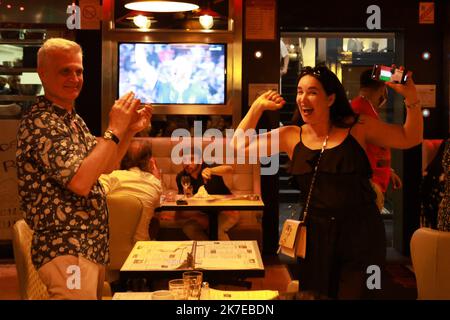 ©Pierre Teyssot/MAXPPP ; final Euro 2020 pendant le Festival de Cannes 2021 . Édition 74th du 'Festival International du film de Cannes' sous Covid-19 le 11/07/2021 à Cannes, France. Les personnages regardent le match de la finale de l'UEFA Euro 2020 à Wembley Grande-Bretagne vs Italie dans une pizzeria, un bar, un restaurant. Â© Pierre Teyssot / Maxppp Banque D'Images