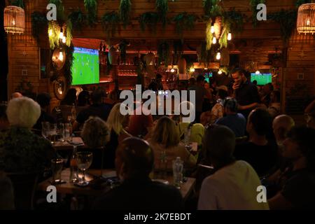 ©Pierre Teyssot/MAXPPP ; final Euro 2020 pendant le Festival de Cannes 2021 . Édition 74th du 'Festival International du film de Cannes' sous Covid-19 le 11/07/2021 à Cannes, France. Les personnages regardent le match de la finale de l'UEFA Euro 2020 à Wembley Grande-Bretagne vs Italie dans une pizzeria, un bar, un restaurant. Â© Pierre Teyssot / Maxppp Banque D'Images