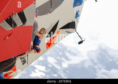 ©PHOTOPQR/LE DAUPHINE/Grégory YETCHMENIZA ; Chamonix-Mont-blanc ; 12/07/2021 ; Grégory YETCHMENIZA / LE DAUPHINE LIBERE / Photopqr CHAMONIX-MONT-BLANC (HAUTE-SAVOIE) le 12 juillet 2021 coupe du monde d'escalade à Chamonix les femmes sont en tête de la coupe du monde Julia sur Chamonix sur 12 juillet 2021 Banque D'Images