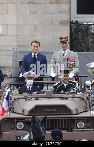 ©PHOTOPQR/LE PARISIEN/Philippe de Poulpiquet ; Paris ; 14/07/2021 ; Paris (75), le 14 juillet 2021. A l'occasion des recettes du 14-juillet à Paris, le Président de la République Emmanuel Macron termine la revue des troupes liées au général d'armée François Lecointre, chef d'état-major des armées. Paris, France, 14th 2021 juillet 14 juillet, fête nationale, parade Banque D'Images