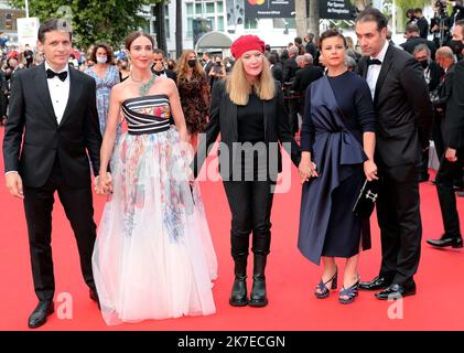 ©PHOTOPQR/NICE MATIN/Patrice Lapoirie ; Cannes ; 16/07/2021 ; le réalisateur britannique et Président de l'ONU, certain jury Andrea Arnold (C) arrive avec les membres du jury le réalisateur argentin Daniel Burman, l'actrice française Elsa Zylberstein, la réalisatrice franco-algérienne Mounia Meddour et le réalisateur américain Michael Covino pour la projection du film les Intranquiilles (The restless)' lors de l'édition 74th du Festival de Cannes à Cannes, dans le sud de la France, sur 16 juillet 2021. Le Festival international du film de Cannes 74th, en France. Banque D'Images