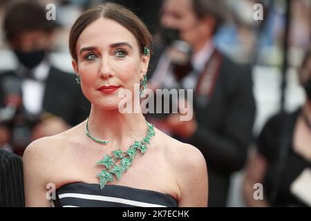 ©PHOTOPQR/LE PARISIEN/Fred Dugit ; Cannes ; 16/07/2021 ; Cuture / Cinéma Cannes (06), le 16 juillet 2021 montée des marches du film LES INTRANQUILLES (Belgique) [en préparation] ici Elsa Zylberstein photo LP / Fred Dugit le Festival International du film de Cannes 74th, France. Banque D'Images