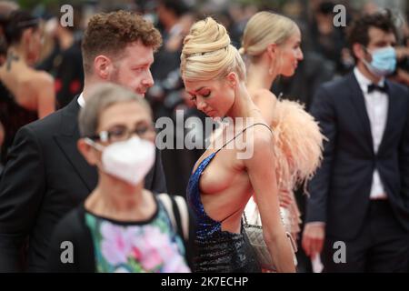 ©PHOTOPQR/LE PARISIEN/Fred Dugit ; Cannes ; 16/07/2021 ; Cuture / Cinéma Cannes (06), le 16 juillet 2021 montée des marches du film LES INTRANQUILLES (Belgique) [en préparation] ici Angelina Kali photo LP / Fred Dugit le Festival International du film de Cannes 74th, en France. Banque D'Images