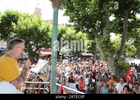 ©PHOTOPQR/LA PROVENCE/DUCLET Stéphane ; digne-les-bains ; 17/07/2021 ; manifestation dans les rues de digne contre le pass sanitaire et la vaccination obligatoire. Mobilisation contre la carte sanitaire et l'obligation de vaccination à Dignes les bains Banque D'Images