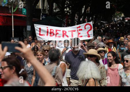 ©PHOTOPQR/LA PROVENCE/DUCLET Stéphane ; digne-les-bains ; 17/07/2021 ; manifestation dans les rues de digne contre le pass sanitaire et la vaccination obligatoire. Mobilisation contre la carte sanitaire et l'obligation de vaccination à Dignes les bains Banque D'Images