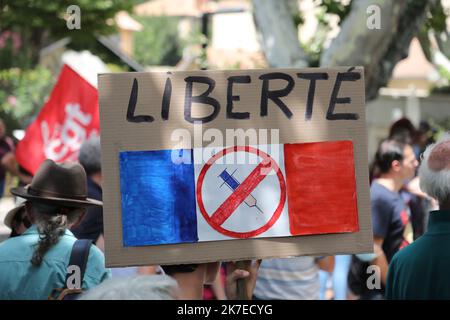 ©PHOTOPQR/LA PROVENCE/DUCLET Stéphane ; digne-les-bains ; 17/07/2021 ; manifestation dans les rues de digne contre le pass sanitaire et la vaccination obligatoire. Mobilisation contre la carte sanitaire et l'obligation de vaccination à Dignes les bains Banque D'Images