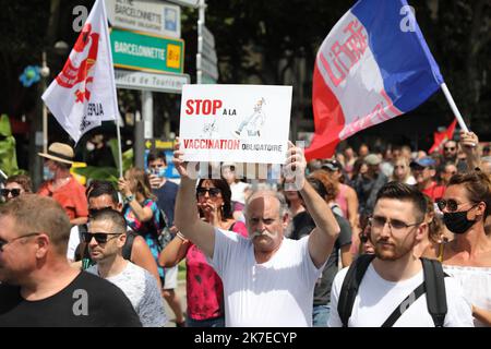 ©PHOTOPQR/LA PROVENCE/DUCLET Stéphane ; digne-les-bains ; 17/07/2021 ; manifestation dans les rues de digne contre le pass sanitaire et la vaccination obligatoire. Mobilisation contre la carte sanitaire et l'obligation de vaccination à Dignes les bains Banque D'Images