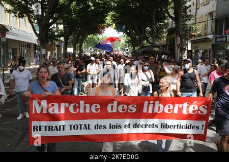 ©PHOTOPQR/LA PROVENCE/DUCLET Stéphane ; digne-les-bains ; 17/07/2021 ; manifestation dans les rues de digne contre le pass sanitaire et la vaccination obligatoire. Mobilisation contre la carte sanitaire et l'obligation de vaccination à Dignes les bains Banque D'Images