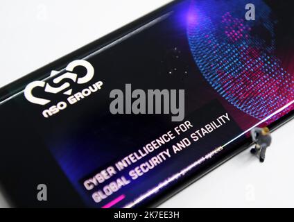 ©Mourad ALLILI/MAXPPP - photo illustration d un smartphone avec le site Web du groupe israelien NSO qui prévente le logiel espion Pegasus - logiciel espion Pegasus de type israélien par NSO Banque D'Images