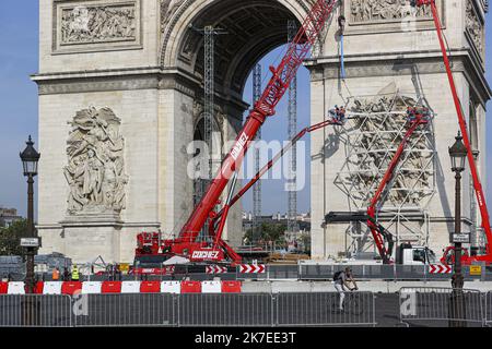 ©Sébastien Muylaert/MAXPPP - les sculptures de l'Arc de triomphe étant protégées avant l'empaquetage du monument, dans le cadre d'une installation monumentale posthume par le regretté artiste né en Bulgarie Christo. Le travail monumental aurait pour effet de faire disparaître le monument parisien sous 25 000 m2 de polypropylène recyclable en argent et en tissu bleu et 7 000 m de corde rouge de 18 septembre à 3 octobre 2021, malgré la mort de Christo en mai 2020. Paris, 23.07.2021 Banque D'Images