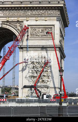 ©Sébastien Muylaert/MAXPPP - les sculptures de l'Arc de triomphe étant protégées avant l'empaquetage du monument, dans le cadre d'une installation monumentale posthume par le regretté artiste né en Bulgarie Christo. Le travail monumental aurait pour effet de faire disparaître le monument parisien sous 25 000 m2 de polypropylène recyclable en argent et en tissu bleu et 7 000 m de corde rouge de 18 septembre à 3 octobre 2021, malgré la mort de Christo en mai 2020. Paris, 23.07.2021 Banque D'Images