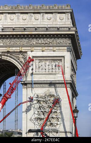 ©Sébastien Muylaert/MAXPPP - les sculptures de l'Arc de triomphe étant protégées avant l'empaquetage du monument, dans le cadre d'une installation monumentale posthume par le regretté artiste né en Bulgarie Christo. Le travail monumental aurait pour effet de faire disparaître le monument parisien sous 25 000 m2 de polypropylène recyclable en argent et en tissu bleu et 7 000 m de corde rouge de 18 septembre à 3 octobre 2021, malgré la mort de Christo en mai 2020. Paris, 23.07.2021 Banque D'Images