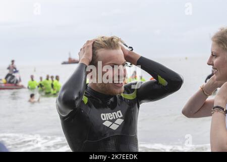 ©Quentin Déais/MAXPPP - ©Quentin Déais/Maxppp - le Havre le 24/07/2021 - le nageur Arthur Germain est vu ici lors de son retour au Havre après sa traversée de la Seine à la nage. - Le Havre, France, juillet 24th 2021. Partant de Source-Seine sur 6 juin, en Côte-d'Or (Bourgogne), où la rivière a sa source, Arthur Germain descend la Seine en 49 jours. Il avait déjà traversé la Manche pour nager, Arthur Germain, le plus jeune fils du maire de Paris AnneHidalgo, réalisera un nouvel exploit: Celui de nager les 784 km de Seine de sa source. Au total, 49 jours ont été nécessaires pour ce jeune Banque D'Images