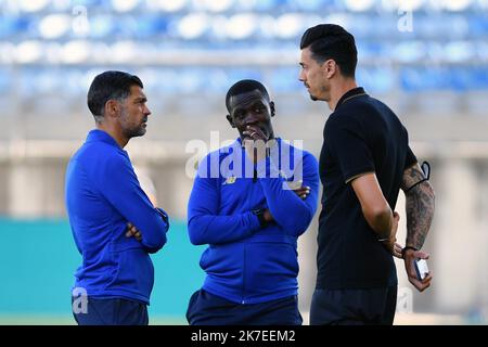 ©PHOTOPQR/VOIX DU NORD/Zack Ajili ; 25/07/2021 ; Almancil, le 25/07/2021, l'entraiteur de Porto, Sergio Conceicao, discute avec le joueur du LOSC, Jose fonte. Match le FC Porto et le LOSC au Estadio do Algarve. Dernière étape de préparation du stade de pré-saison pour l'équipe de Lille emmenée par Jocelyn Gouvennec à une semaine du trophée des champions face au PSG PHOTO ZACK AJILI LA VOIX DU NORD - 25 juillet 2021. Football, match amical entre Lille (FRA) et Porto (por) à Estadio do Algarve, Almancil, Portugal. Banque D'Images