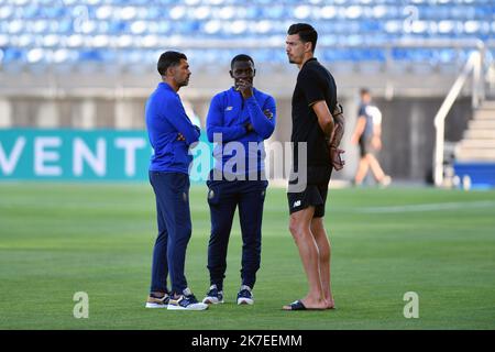 ©PHOTOPQR/VOIX DU NORD/Zack Ajili ; 25/07/2021 ; Almancil, le 25/07/2021, l'entraiteur de Porto, Sergio Conceicao, discute avec le joueur du LOSC, Jose fonte. Match le FC Porto et le LOSC au Estadio do Algarve. Photo DE la scène de pré-saison ZACK AJILI LA VOIX DU NORD - 25 juillet 2021. Football, match amical entre Lille (FRA) et Porto (por) à Estadio do Algarve, Almancil, Portugal. Banque D'Images