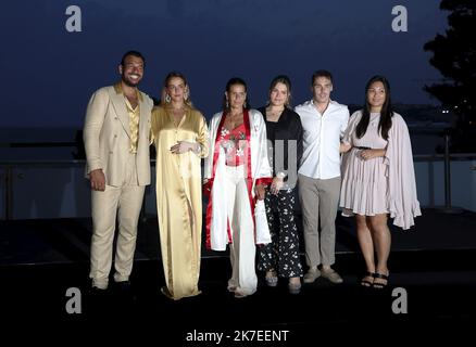 ©PHOTOPQR/NICE MATIN/Dylan Meiffret ; Monaco ; 25/07/2021 ; MONACO, le 24/07/2021, Arrivée de la famille principe au concert du groupe hommage officiel d'Abba au sport de Monte-Carlo. Ici : de g. à d. : Maxime GIACCARDI, Pauline DUCRUET, la princesse Stéphanie de Monaco, Camille GOTTLIEB, Louis DUCRUET et Marie CHEVALLIER le Gala lutte contre le sida au Sporting Monte-Carlo on 24 juillet 2021 à Monte-Carlo, Monaco Banque D'Images