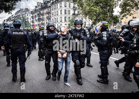 ©Sadak Souici / le Pictorium/MAXPPP - Sadak Souici / le Pictorium - 31/7/2021 - France / Ile-de-France / Paris - un manifeste arrêté par les forces de l'ordre suspendu la manifestation anti-pass sanitaire. Plusieurs milliers de personnes se sont rassembés pour manier contre le pass sanitaire. des facteurs ont eu lieu avec les forces de l'ordre. / 31/7/2021 - France / Ile-de-France (région) / Paris - Un manifestant arrêté par la police lors de la manifestation anti-Health Pass. Plusieurs milliers de personnes se sont rassemblées pour manifester contre le passe de santé. Des affrontements ont eu lieu avec la police Banque D'Images