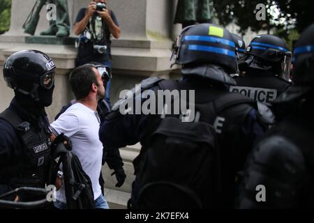 ©PHOTOPQR/PRESSE OCÉAN/Romain Boulanger ; ; ; 15/06/2021 ; NANTES LE SAMEDI 31 JUILLET 2021, MANIFESTATION CONTRE LE PASS SANITAIRE - plusieurs milliers de personnes se sont rassemblées pour manifester contre le passe de santé. Il y a eu des affrontements avec la police. Banque D'Images