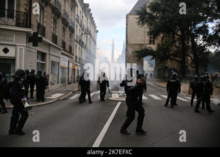 ©PHOTOPQR/PRESSE OCÉAN/Romain Boulanger ; ; ; 15/06/2021 ; NANTES LE SAMEDI 31 JUILLET 2021, MANIFESTATION CONTRE LE PASS SANITAIRE - plusieurs milliers de personnes se sont rassemblées pour manifester contre le passe de santé. Il y a eu des affrontements avec la police. Banque D'Images