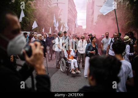 ©PHOTOPQR/PRESSE OCÉAN/Romain Boulanger ; ; ; 15/06/2021 ; NANTES LE SAMEDI 31 JUILLET 2021, MANIFESTATION CONTRE LE PASS SANITAIRE - plusieurs milliers de personnes se sont rassemblées pour manifester contre le passe de santé. Il y a eu des affrontements avec la police. Banque D'Images