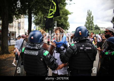 ©PHOTOPQR/PRESSE OCÉAN/Romain Boulanger ; ; ; 15/06/2021 ; NANTES LE SAMEDI 31 JUILLET 2021, MANIFESTATION CONTRE LE PASS SANITAIRE - plusieurs milliers de personnes se sont rassemblées pour manifester contre le passe de santé. Il y a eu des affrontements avec la police. Banque D'Images