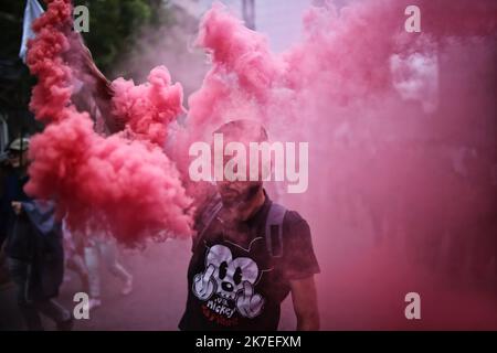 ©PHOTOPQR/PRESSE OCÉAN/Romain Boulanger ; ; ; 15/06/2021 ; NANTES LE SAMEDI 31 JUILLET 2021, MANIFESTATION CONTRE LE PASS SANITAIRE - plusieurs milliers de personnes se sont rassemblées pour manifester contre le passe de santé. Il y a eu des affrontements avec la police. Banque D'Images