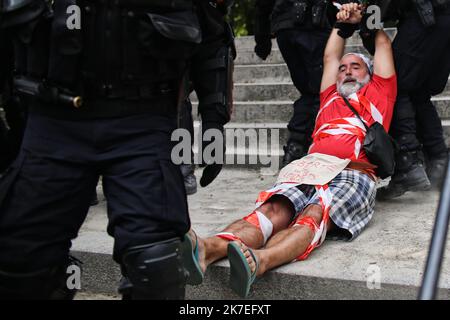 ©PHOTOPQR/PRESSE OCÉAN/Romain Boulanger ; ; ; 15/06/2021 ; NANTES LE SAMEDI 31 JUILLET 2021, MANIFESTATION CONTRE LE PASS SANITAIRE - plusieurs milliers de personnes se sont rassemblées pour manifester contre le passe de santé. Il y a eu des affrontements avec la police. Banque D'Images