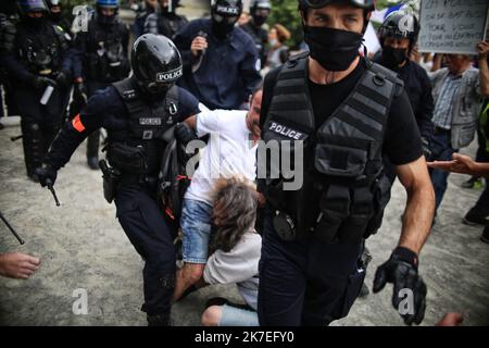 ©PHOTOPQR/PRESSE OCÉAN/Romain Boulanger ; ; ; 15/06/2021 ; NANTES LE SAMEDI 31 JUILLET 2021, MANIFESTATION CONTRE LE PASS SANITAIRE - plusieurs milliers de personnes se sont rassemblées pour manifester contre le passe de santé. Il y a eu des affrontements avec la police. Banque D'Images