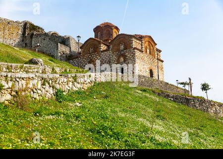 Ancienne église de la Sainte Trinité dans la ville albanaise de Berat au printemps Banque D'Images