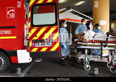 ©PHOTOPQR/LE PARISIEN/olivier corsan ; fort-de-France ; 02/08/2021 ; fort de France, Martinique, France, le 2 août 2021. Devant l'entrée des urgences CHU de fort de France, des tentes ont été installées pour trier les nomades malades qui sont à l'arrivée. L'hôpital qui subit une quatrième vague de la pandémimie du COVID-19 ou coronavirus est saturé. - AOÛT 2ND 2021. CRISE SANITAIRE EN MARTINIQUE 20Ù DES HABITANTS SONT VACCINÉS Banque D'Images