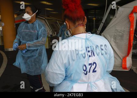 ©PHOTOPQR/LE PARISIEN/olivier corsan ; fort-de-France ; 02/08/2021 ; fort de France, Martinique, France, le 2 août 2021. Devant l'entrée des urgences CHU de fort de France, des tentes ont été installées pour trier les nomades malades qui sont à l'arrivée. L'hôpital qui subit une quatrième vague de la pandémimie du COVID-19 ou coronavirus est saturé. - AOÛT 2ND 2021. CRISE SANITAIRE EN MARTINIQUE 20Ù DES HABITANTS SONT VACCINÉS Banque D'Images