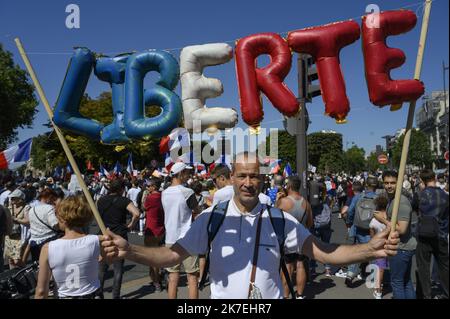 ©Julien Mattia / le Pictorium/MAXPPP - Julien Mattia / le Pictorium - 14/8/2021 - France / Ile-de-France / Paris - Nouvelle manifestation des anti-Pass sanitaire menee par Florian Philippot a Paris. / 14/8/2021 - France / Ile-de-France (région) / Paris - Nouvelle démonstration des passes anti-sanitaires menées par Florian Philippot à Paris. Banque D'Images