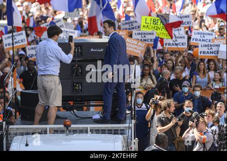 ©Julien Mattia / le Pictorium/MAXPPP - Julien Mattia / le Pictorium - 14/8/2021 - France / Ile-de-France / Paris - Nouvelle manifestation des anti-Pass sanitaire menee par Florian Philippot a Paris. / 14/8/2021 - France / Ile-de-France (région) / Paris - Nouvelle démonstration des passes anti-sanitaires menées par Florian Philippot à Paris. Banque D'Images