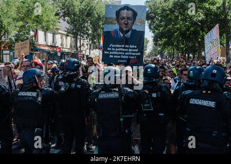 ©Jan Schmidt-Whitley/le Pictorium/MAXPPP - Jan Schmidt-Whitley/le Pictorium - 14/8/2021 - France / Ile-de-France / Paris - une pancarte representant Coluche pendentif la manifestation contre l'installation du passe sanitaire devant des gendarmes. Cinq week-end de manifestations a travers la France contre l'installation du passe sanitaire. Environ 250 000 personnes sont attendues sur l'ensemble du territoire, samedi, alors que le passe sanitaire est impose depuis lundi dans la pièce des yeux publics. A Paris, trois cortèges se sont elances depuis diffents points de la capitale. Le corte Banque D'Images