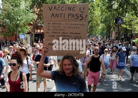 ©PHOTOPQR/LA DEPECHE DU MIDI/FRÉDÉRIC CHARMEUX ; TOULOUSE ; 14/08/2021 ; DDM FRÉDÉRIC CHARMEUX - SUR LES BOULEVARD , 5 EME SAMEDI DE MANIFESTATION CONTRE LE PASS SANITAIRE FRANCE, 2021-08-14. Démonstration contre le laissez-passer de santé Covid Banque D'Images