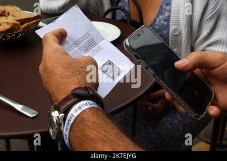 ©PHOTOPQR/Sud Ouest/Cottereau Fabien ; Bordeaux ; 19/08/2021 ; Au total, 20,000 bracelets ont été mis à disposition des établissements dans les lieux touristiques les plus fracrés de la Gironde, notamment à Bordeaux, dans le bassin d'Arcachon et à Saint-Emilion, selon l'UMIH (Union des métiers et des industries de l'hôtellerie) déjà inscrite, - Bracelets de passeport sanitaire testés dans le sud-ouest de la France 20 000 bracelets servant de cartes sanitaires seront mis à la disposition des établissements des lieux touristiques les plus fréquentés de la Gironde, en particulier à Bor Banque D'Images