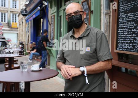 ©PHOTOPQR/Sud Ouest/Cottereau Fabien ; Bordeaux ; 19/08/2021 ; Au total, 20,000 bracelets ont été mis à disposition des établissements dans les lieux touristiques les plus fracrés de la Gironde, notamment à Bordeaux, dans le bassin d'Arcachon et à Saint-Emilion, selon l'UMIH (Union des métiers et des industries de l'hôtellerie) déjà inscrite, - Bracelets de passeport sanitaire testés dans le sud-ouest de la France 20 000 bracelets servant de cartes sanitaires seront mis à la disposition des établissements des lieux touristiques les plus fréquentés de la Gironde, en particulier à Bor Banque D'Images