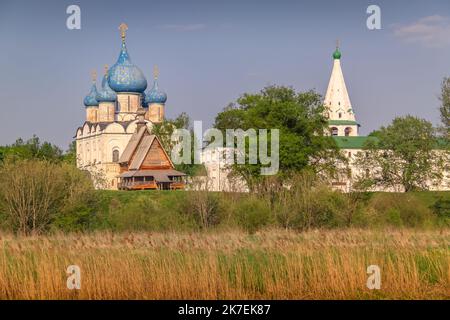 Église en bois de Saint-Nicolas près du Kremlin au lever du soleil doré, Suzdal, Russie Banque D'Images