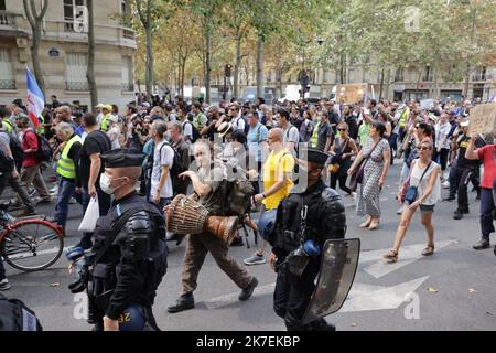 ©PHOTOPQR/LE PARISIEN/Philippe de Poulpiquet ; Paris ; 21/08/2021 ; Paris, le 21 août 2021. Manifestation contre le vaccin Covid19. - France, Paris 21 août 2021 manifestations anti-santé Banque D'Images