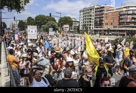 ©PHOTOPQR/l'INDÉPENDANT/Michel Clemtz ; PERPIGNAN ; 21/08/2021 ; PERPIGNAN LE 21 aout 2021 / SOCIAL / MANIFESTATION CONTRE LE PASS SANITAIRE et CONTRE LES MEDIAS / PLUS DE 2500 MANIFESTANTS DANS LE CENTRE VILLE DE PERPIGNAN / ILLUSTRATION / CORTEGE et MESSAGES / France, Perpignan anti-Health Pass manifestations 21 août 2021 Banque D'Images