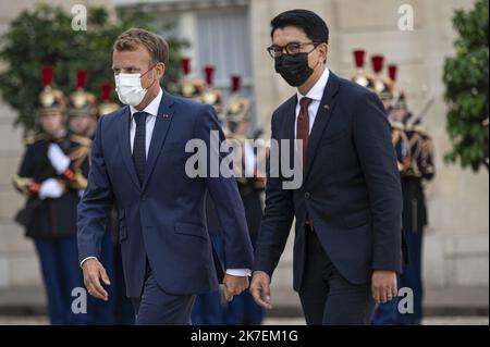 ©Julien Mattia / le Pictorium / MAXPPP - Julien Mattia / le Pictorium - 27/8/2021 - France / Ile-de-France / Paris - le Président de la république Emmanuel Macron a recommandé son homologue Malgache, Andry Rajoelina, Président de la République du Palais de l'Elysée, Madagascar le 27 Aout 2021 / 27/8/2021 - France / Ile-de-France (région) / Paris - le Président de la République Emmanuel Macron a reçu son homologue malgache, Andry Rajoelina, Président de la République de Madagascar à l'Elysée, le 27 août 2021 Banque D'Images