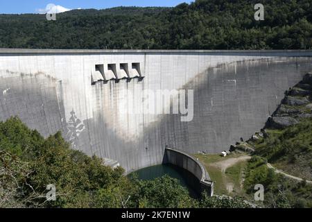 ©PHOTOPQR/LE PROGRES/Philippe TRIAS - 01/09/2021 - Fresque du barrage de Vouglans, Cernon, 1 septembre 2021. -Réalisation d'une fresque artistique sur le barrage de Vouglans par la société Kärcher, leader des solutions de nettoyage, sous la référence de l'artiste Klaus Dauven, spécialiste de ce type de projets artistiques et culturels. L'oeuvre rend hommage au parc naturel du Haut-Jura et présente la forêt jurassienne sur la Voûte du barrage. - CERNON FRANCE SEPT 1ST 2021. Art de la rue sur le barrage de Vouglans Banque D'Images