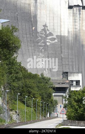 ©PHOTOPQR/LE PROGRES/Philippe TRIAS - 01/09/2021 - Fresque du barrage de Vouglans, Cernon, 1 septembre 2021. -Réalisation d'une fresque artistique sur le barrage de Vouglans par la société Kärcher, leader des solutions de nettoyage, sous la référence de l'artiste Klaus Dauven, spécialiste de ce type de projets artistiques et culturels. L'oeuvre rend hommage au parc naturel du Haut-Jura et présente la forêt jurassienne sur la Voûte du barrage. - CERNON FRANCE SEPT 1ST 2021. Art de la rue sur le barrage de Vouglans Banque D'Images