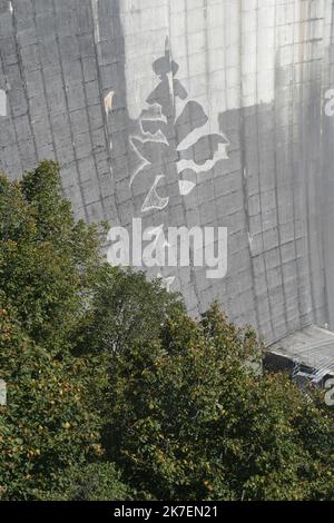 ©PHOTOPQR/LE PROGRES/Philippe TRIAS - 01/09/2021 - Fresque du barrage de Vouglans, Cernon, 1 septembre 2021. -Réalisation d'une fresque artistique sur le barrage de Vouglans par la société Kärcher, leader des solutions de nettoyage, sous la référence de l'artiste Klaus Dauven, spécialiste de ce type de projets artistiques et culturels. L'oeuvre rend hommage au parc naturel du Haut-Jura et présente la forêt jurassienne sur la Voûte du barrage. - CERNON FRANCE SEPT 1ST 2021. Art de la rue sur le barrage de Vouglans Banque D'Images