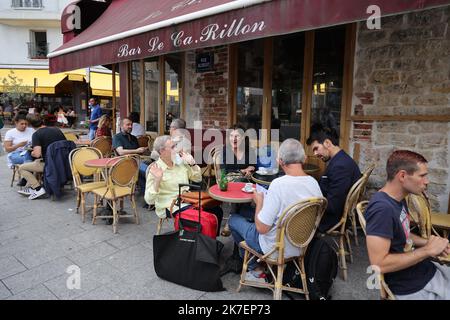 ©PHOTOPQR/LE PARISIEN/pH Lavieille ; PARIS ; 04/09/2021 ; ambiance en terrasse dans les deux brasseries ' le Carillon ' rue Alibert et ' le petit Cambodge ' rue Bichat à Paris. Toutes les deux endeulées par les attats du 11 septembre 2015. - Terrasse dans les deux brasseries ' le Carillon ' rue Alibert et ' le petit Cambodge ' rue Bichat à Paris. Les deux se sont fait pleurer par les attaques de 11 septembre 2015. Banque D'Images