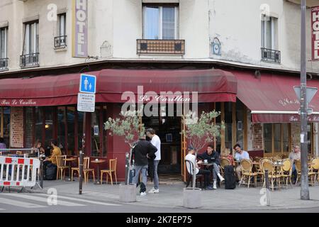 ©PHOTOPQR/LE PARISIEN/pH Lavieille ; PARIS ; 04/09/2021 ; ambiance en terrasse dans les deux brasseries ' le Carillon ' rue Alibert et ' le petit Cambodge ' rue Bichat à Paris. Toutes les deux endeulées par les attats du 11 septembre 2015. - Terrasse dans les deux brasseries ' le Carillon ' rue Alibert et ' le petit Cambodge ' rue Bichat à Paris. Les deux se sont fait pleurer par les attaques de 11 septembre 2015. Banque D'Images