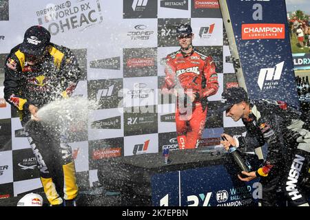 ©PHOTOPQR/Ouest FRANCE/Marc OLLIVIER ; Lohéac ; 05/09/2021 ; Sur le podium les frères Kevin et Timmy Hansen (SWE) qui remportent le motornat du monde de croisement FIA World RX du 3 au 5 septembre 2021 à Lohéac (35) en Bretagne devant Niclas GRONHOLM (fin) - 2021 FIA World Motorcross Championship in Lohéac (35) en Bretagne. Banque D'Images